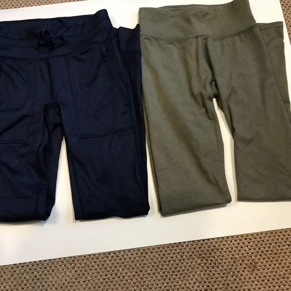 Aerie CHILL.  PLAY . MOVE . navy and olive legging